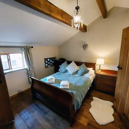 Villa The Old Mill Barn With Hot Tub And Private Use Of Heated Pool Wirral Exterior foto