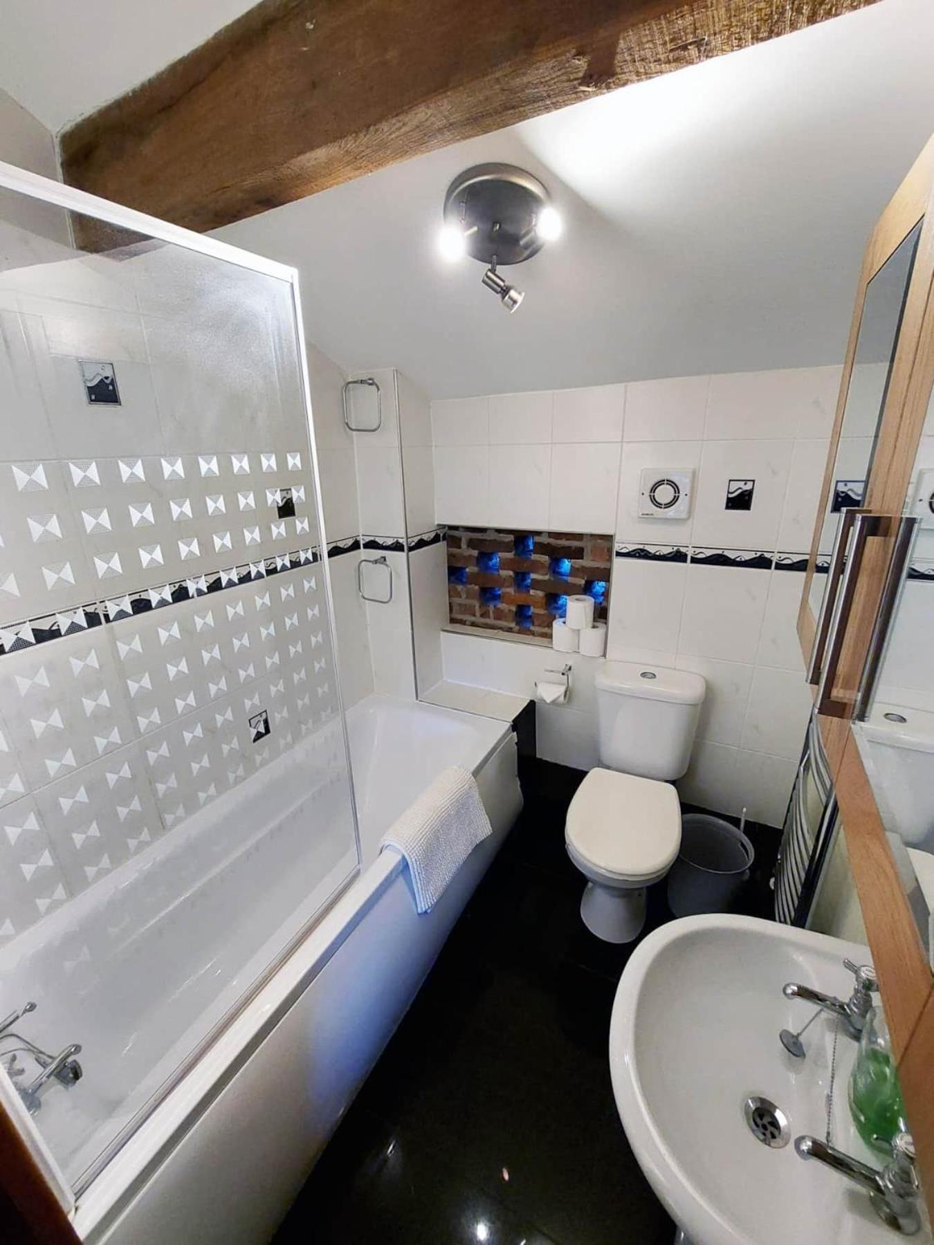 Villa The Old Mill Barn With Hot Tub And Private Use Of Heated Pool Wirral Exterior foto